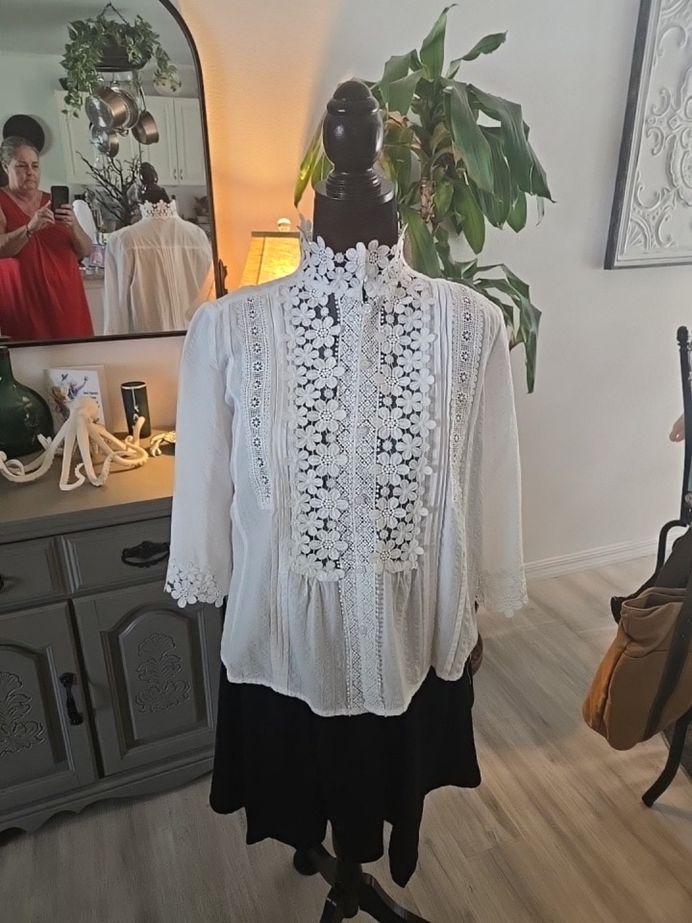 VICI "Sweet Mary" Crochet Lace Top in White / Ivory. Women's size Medium.